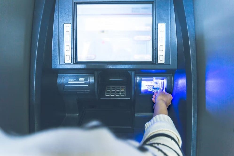 Sibu Auxiliary Police Officer Steals RM1000 From Man Who Asked For Help With ATM