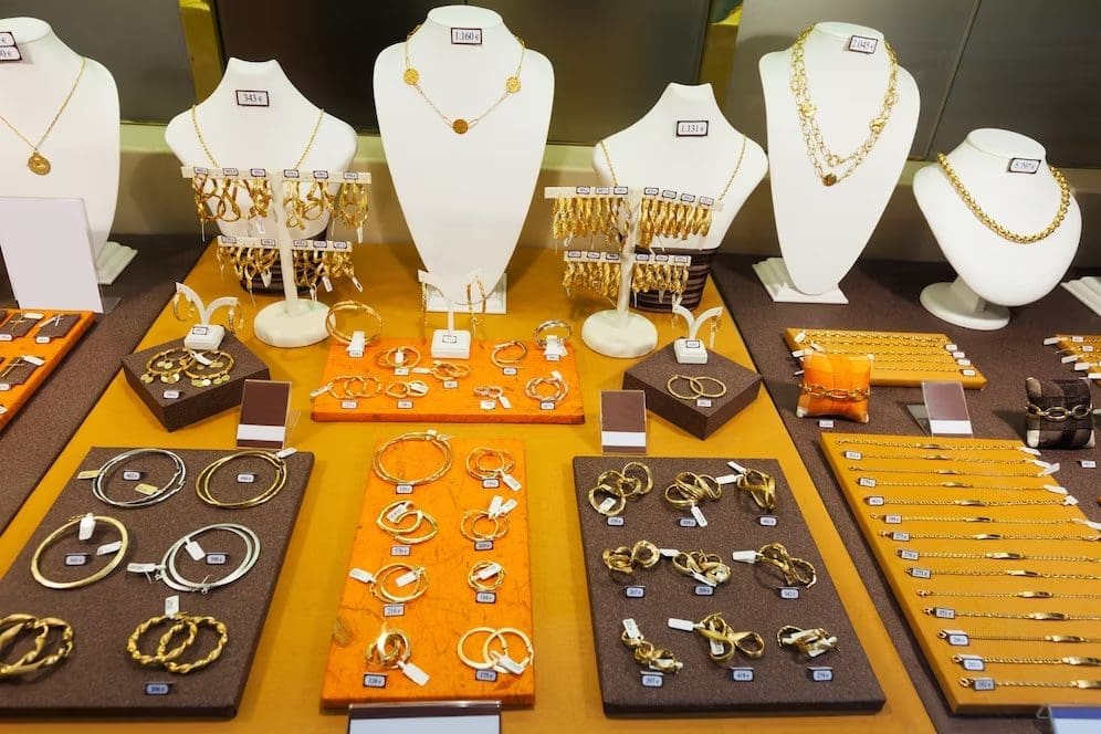 M'sian Thief Nabbed By Police Within 32 Minutes After Stealing Gold Necklaces Worth RM91,000