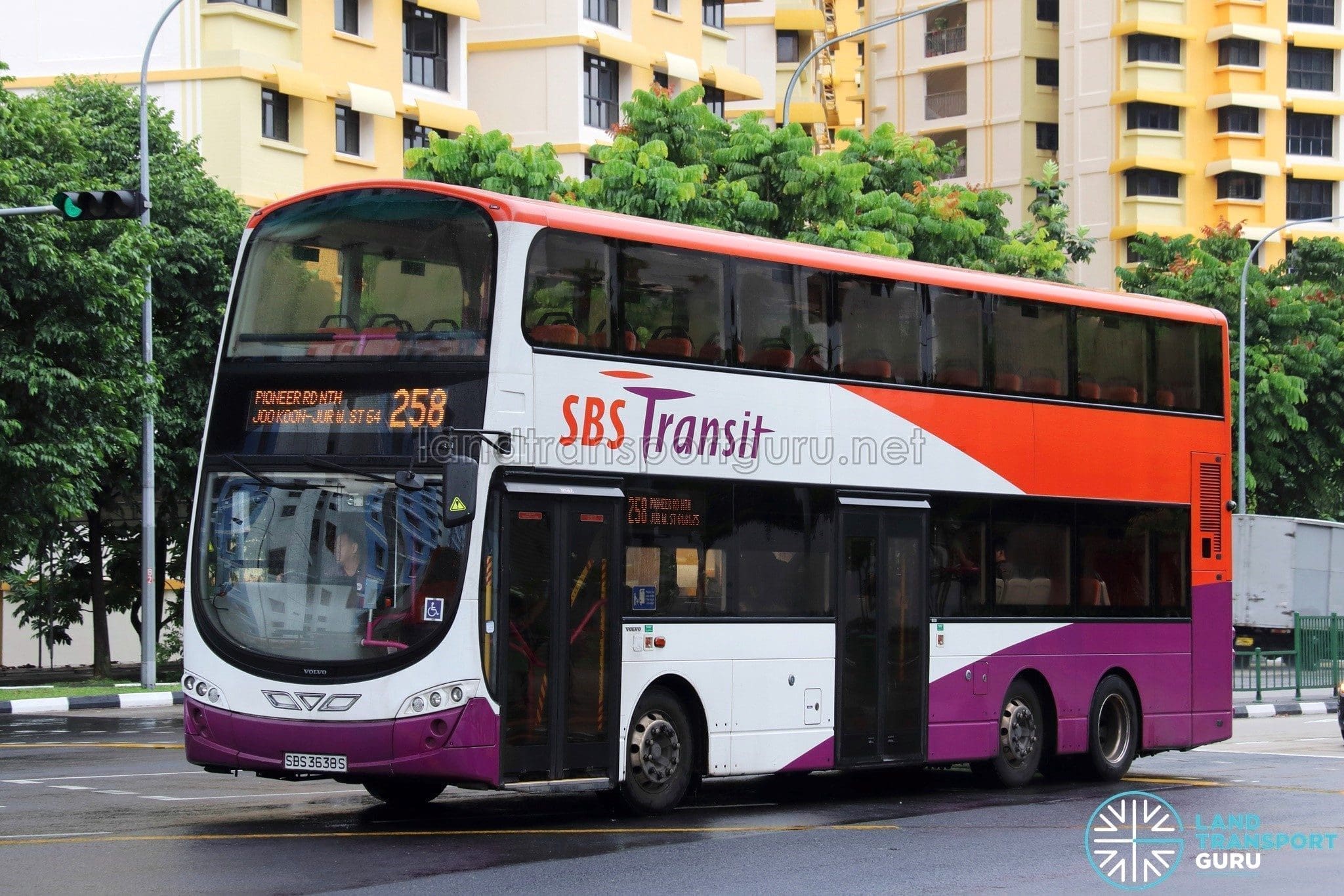 SG Man Books Taxi And Chases After Bus To Scream ‘F*** You’ At Driver Who Didn’t Wait For Him