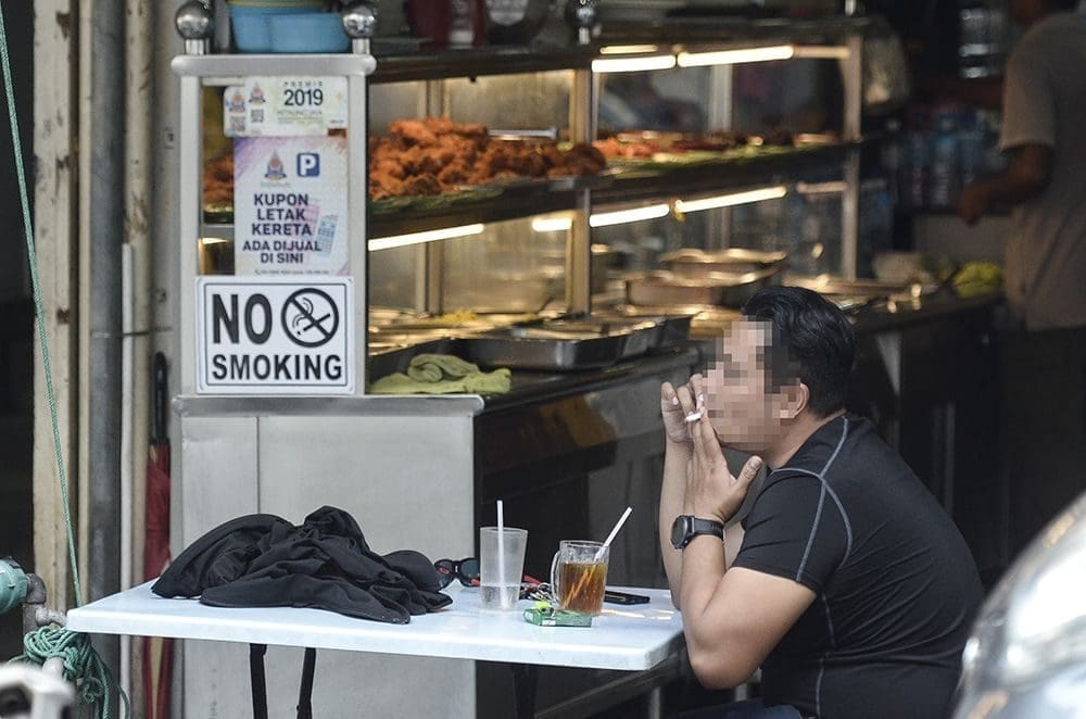 M'sian Man Gets Aggressive After Being Told Not To Smoke At Mamak Restaurant