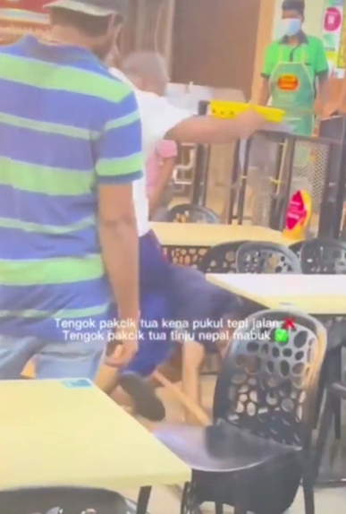 [video] mamak customer violently beats drunk nepali, get praised by netizens for 'teaching him a lesson' | weirdkaya