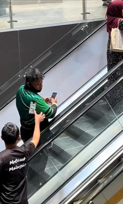 M’sian TikToker Tapes RM50 Note On Grab Rider’s Shoulder, Praised For Generous Act