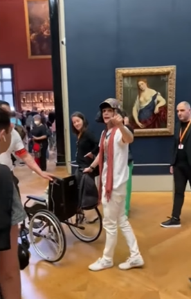 [video] man throws cake at mona lisa painting while disguised as an old woman | weirdkaya
