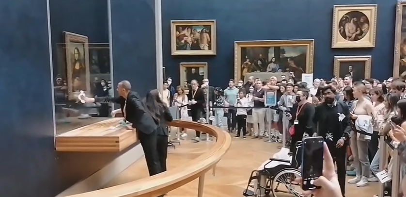 [video] man throws cake at mona lisa painting while disguised as an old woman | weirdkaya
