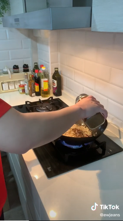 S'porean tiktoker enrages netizens with disgusting fried rice recipes using milo and coffee powder | weirdkaya