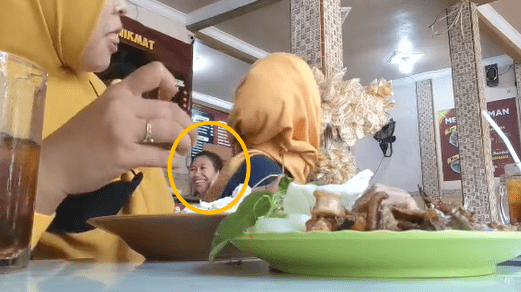 Young Woman Left Startled After Beggar Pushes Her Head Downwards For Not Giving Alms | Weirdkaya Young woman left startled after beggar pushes her head downwards for not giving alms | weirdkaya