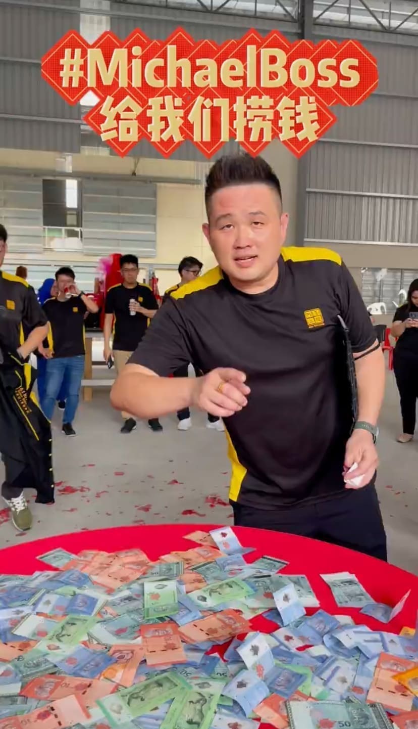 Malaysian boss puts RM6k on a large dining table for CNY