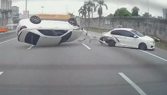 Toyota camry crashes into Honda city near Awan Biru R&R
