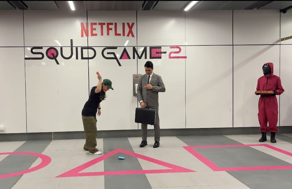 women playing ddakji at mrt ampang park