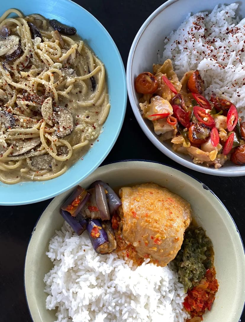 'Never Spicy Enough' - M’sian Woman Showers Food With Chili Flakes She Brings Around 24/7