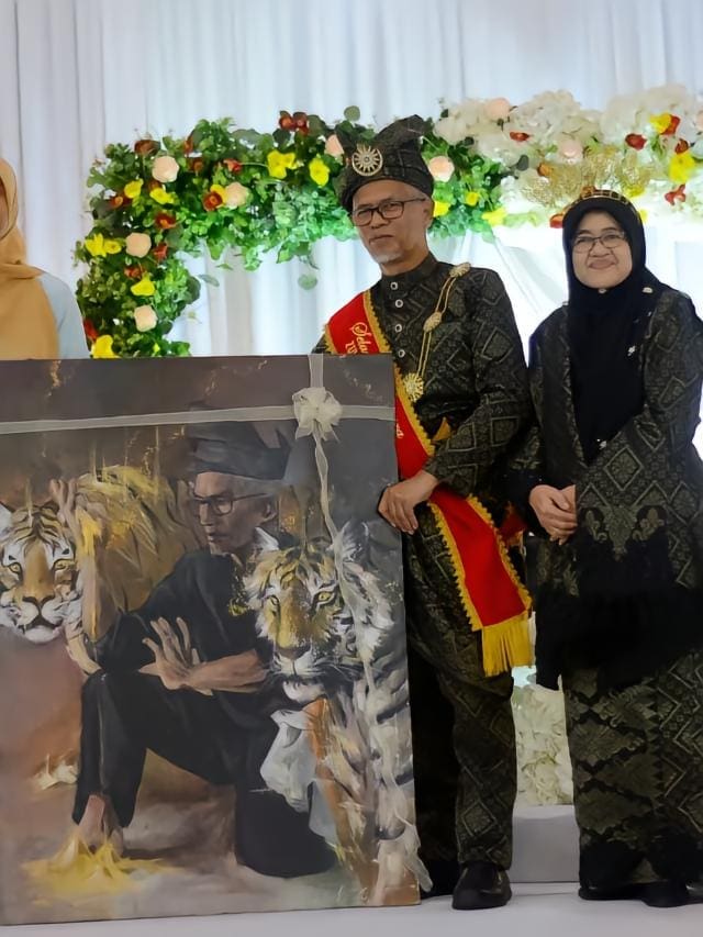 Qilah with Mr Zulkifry, wife and a painting