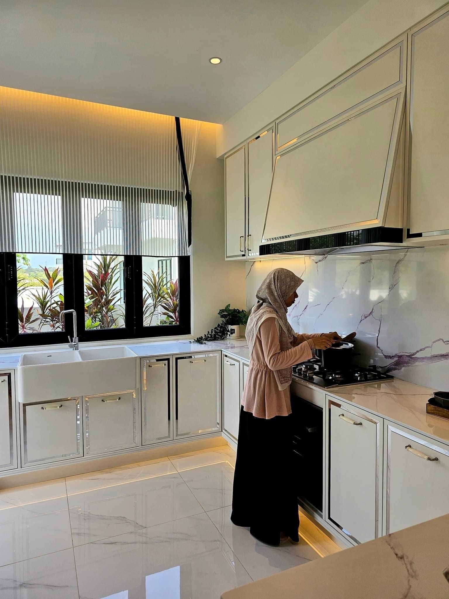 Rubi Hasman in the kitchen