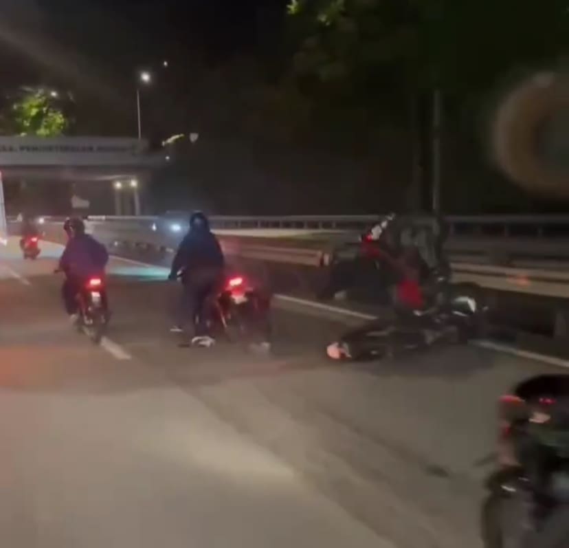 Viral Video Shows M'sian Motorcyclists Causing Chain Accident Along Highway