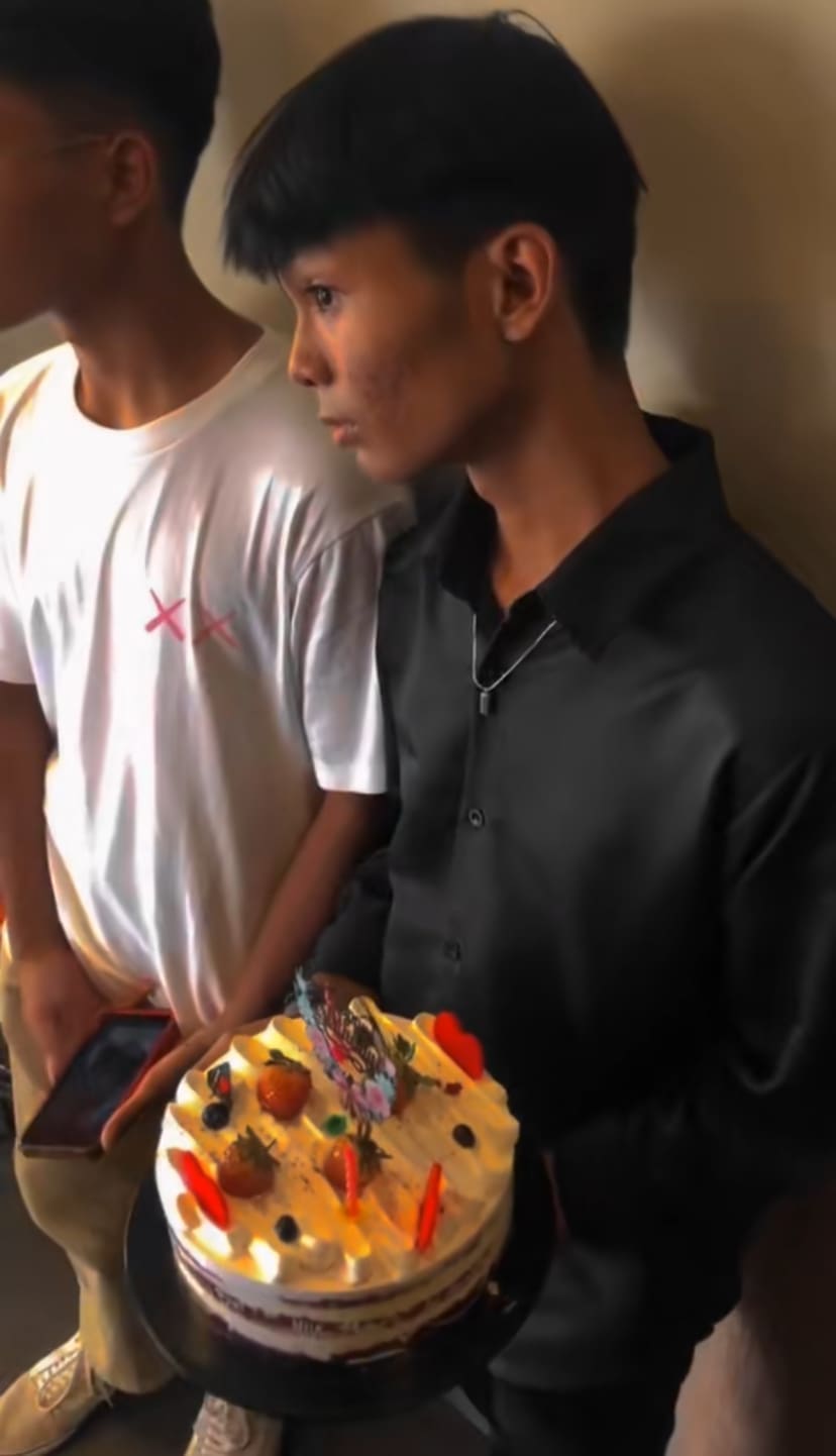 @madikemadi surprise his mum's birthday with cake at her workplace, kFC