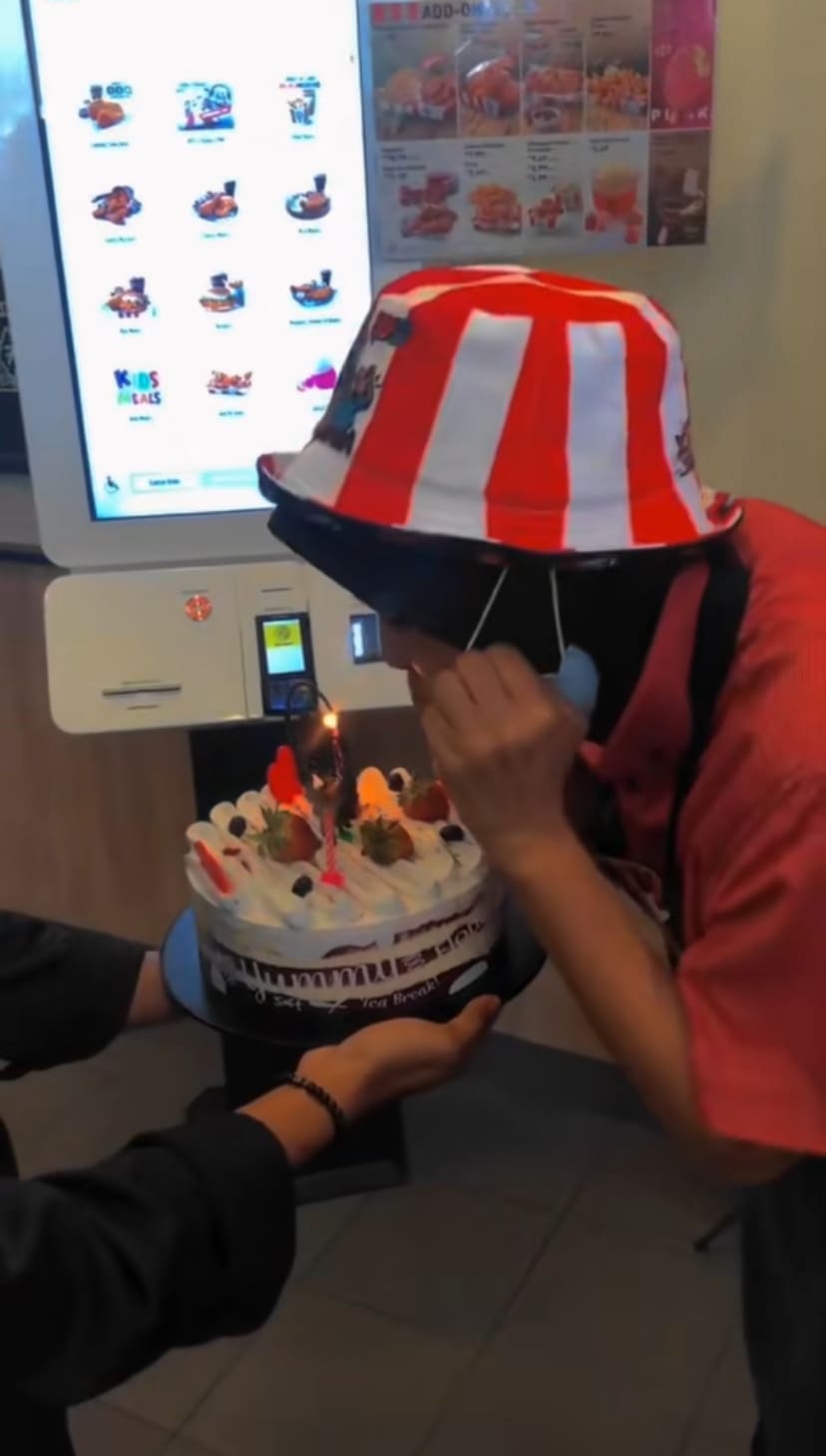 @madikemadi surprise his mum's birthday with cake at her workplace, kFC
