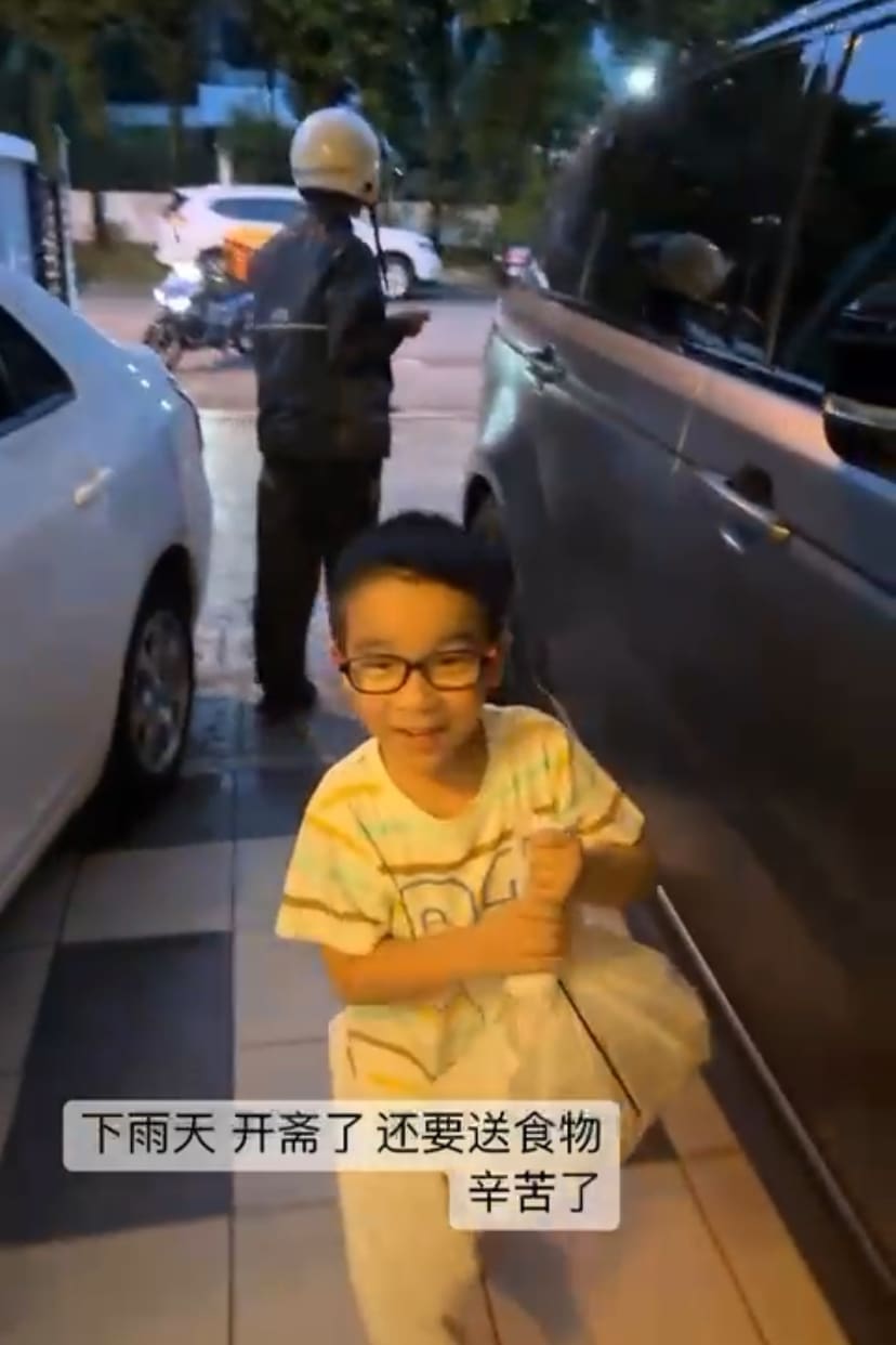 M'sian boy gives duit raya to food rider