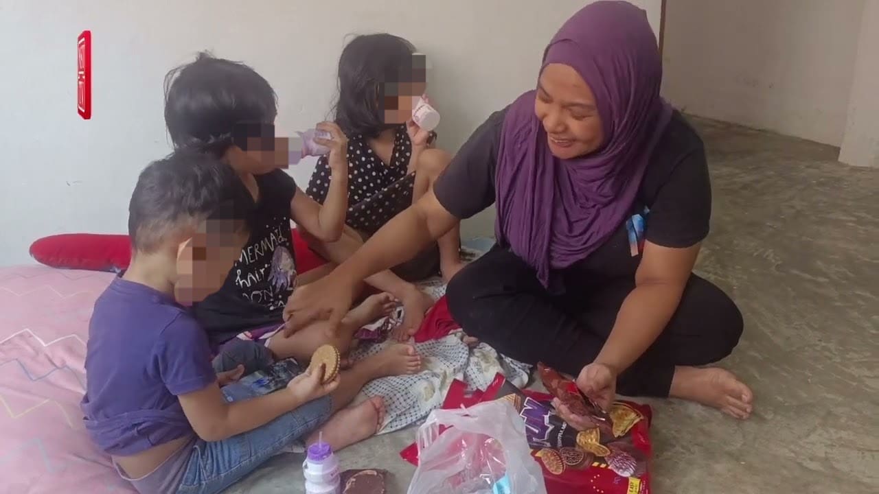 Siti Nurfarahim Abdullah with her daughter