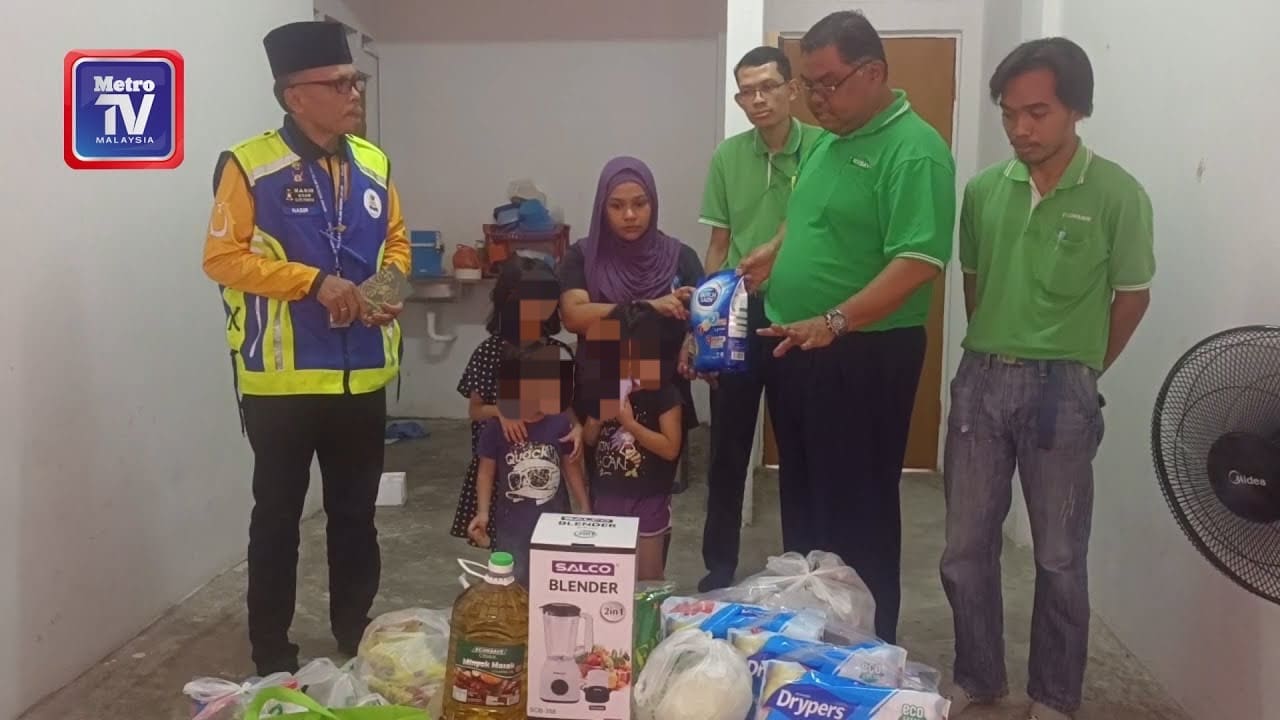  Johor Islamic Religious Council (MAIJ), Jejak Asnaf, and the General Manager of Econsave Cash and Carry Supermarket, Mas Imran Adam, paid a visit to Siti Nurfarahim.