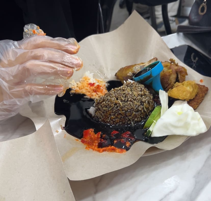 M'sian Woman’s Ayam Gepuk Soaked By Soy Sauce After Bottle Lid Pops Off