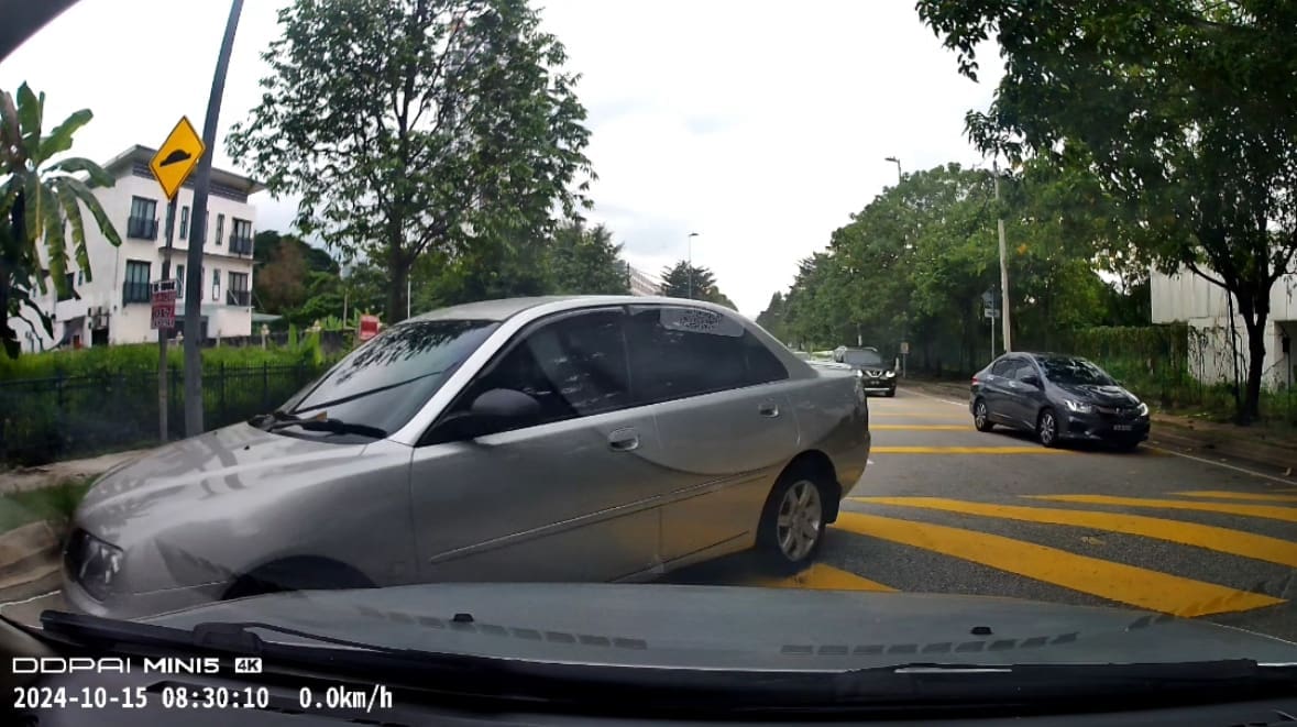 Proton Waja Stubbornly Stays In Wrong Lane But Eventually Reverses After M'sian Driver Stands Firm