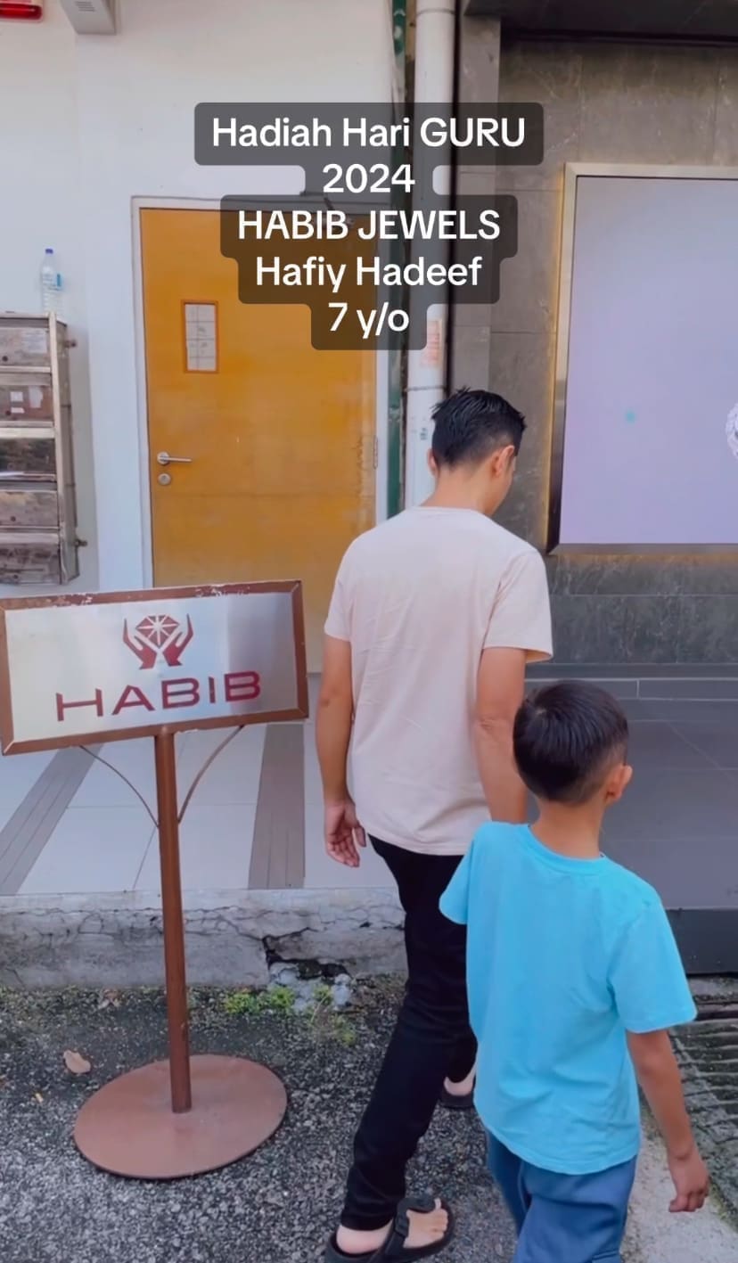 Hafiy and his dad went to Habib Jewel
