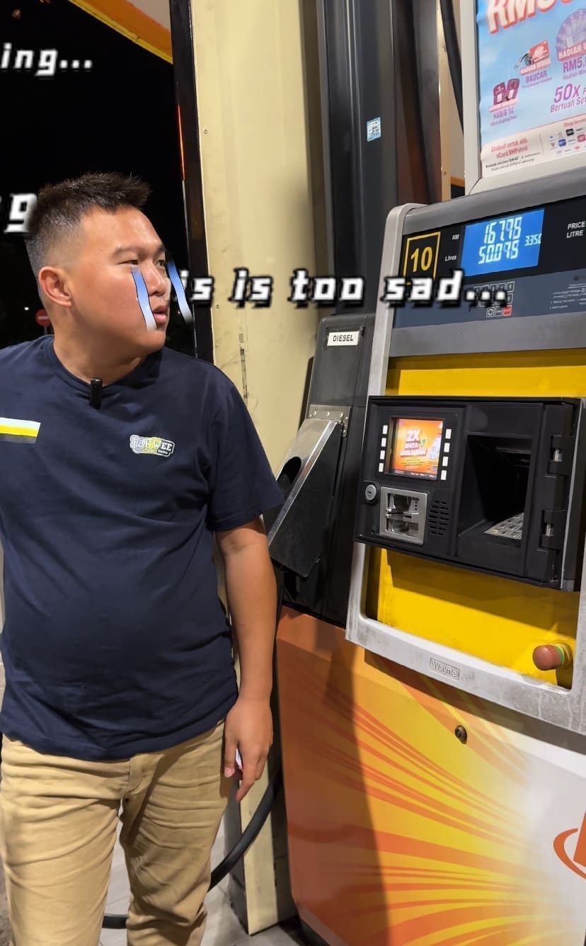 man fill his diesel