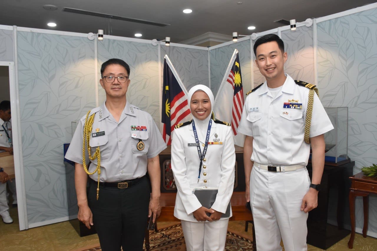Puteri Shazwani Megat Ahmad Shariman with TLDM male officers