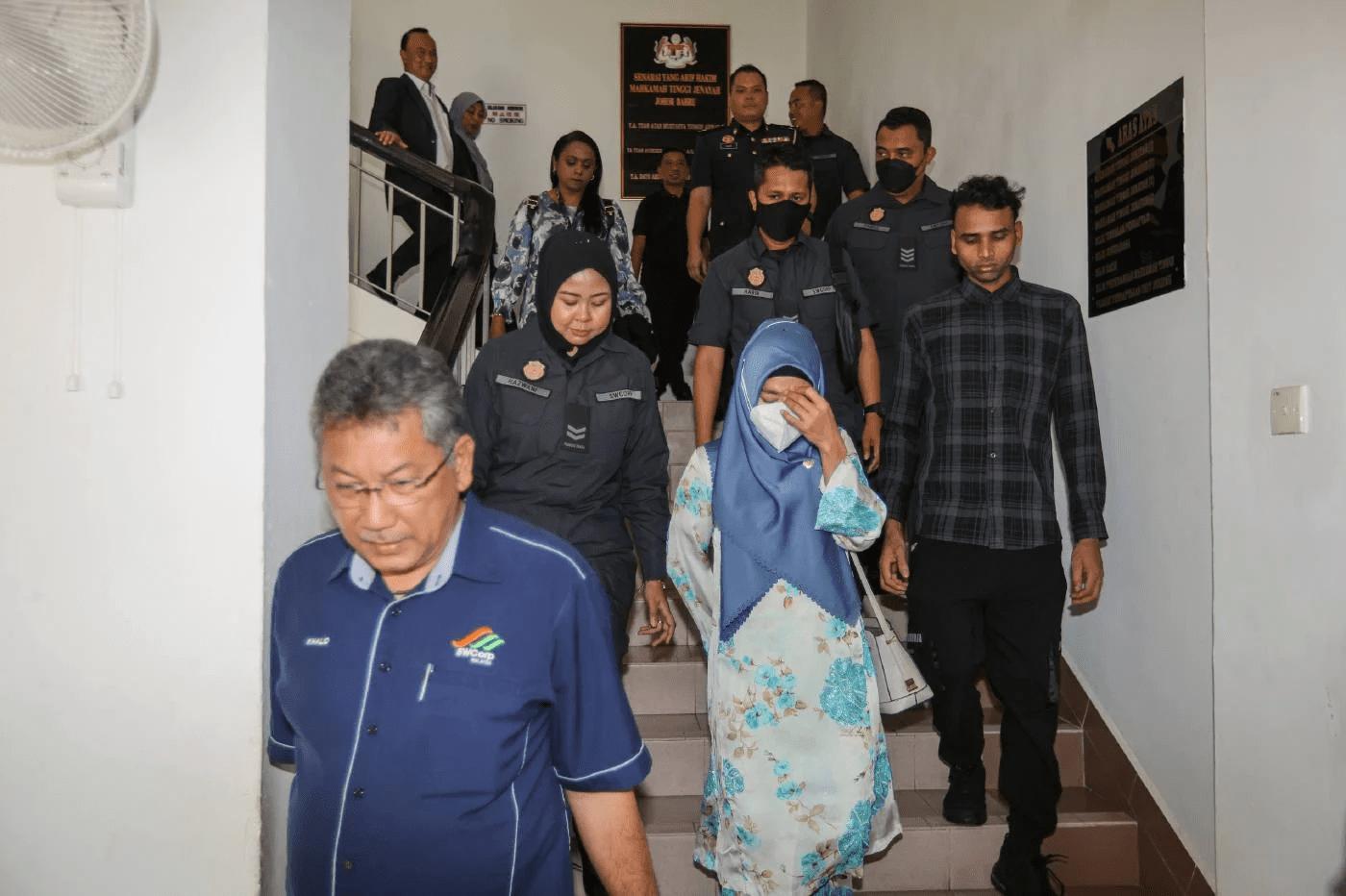 Indonesian woman fined for littering (2)