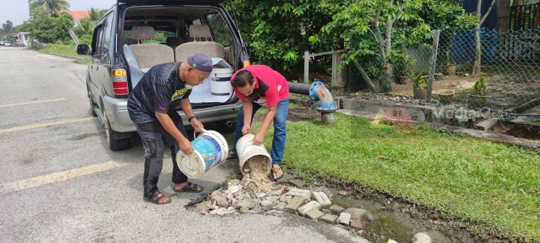 M'sian Club Members Fix Potholes Themselves To Prevent More Accidents From Happening