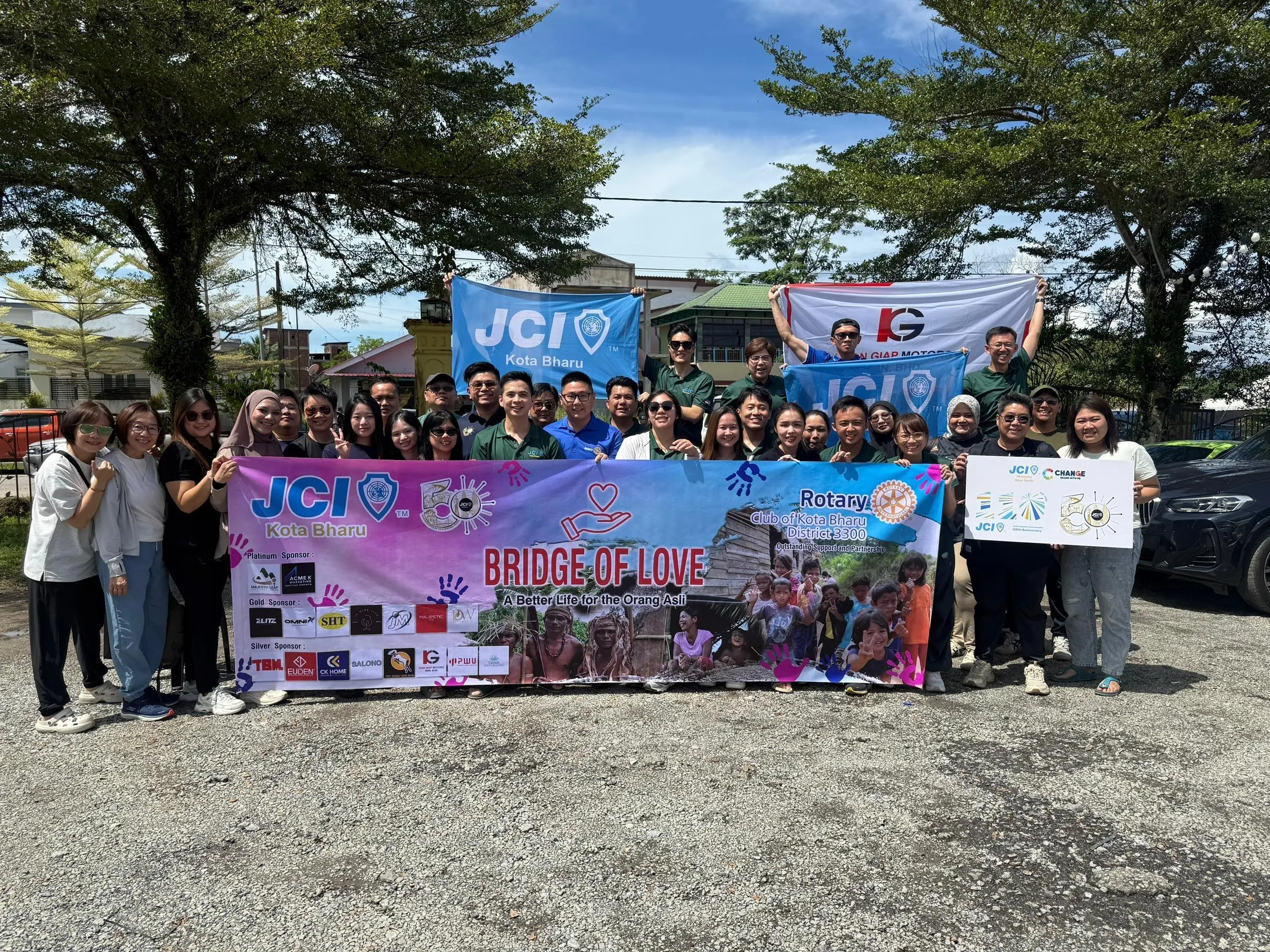 JCI Kota Bharu gives 2000 orang asli group photo