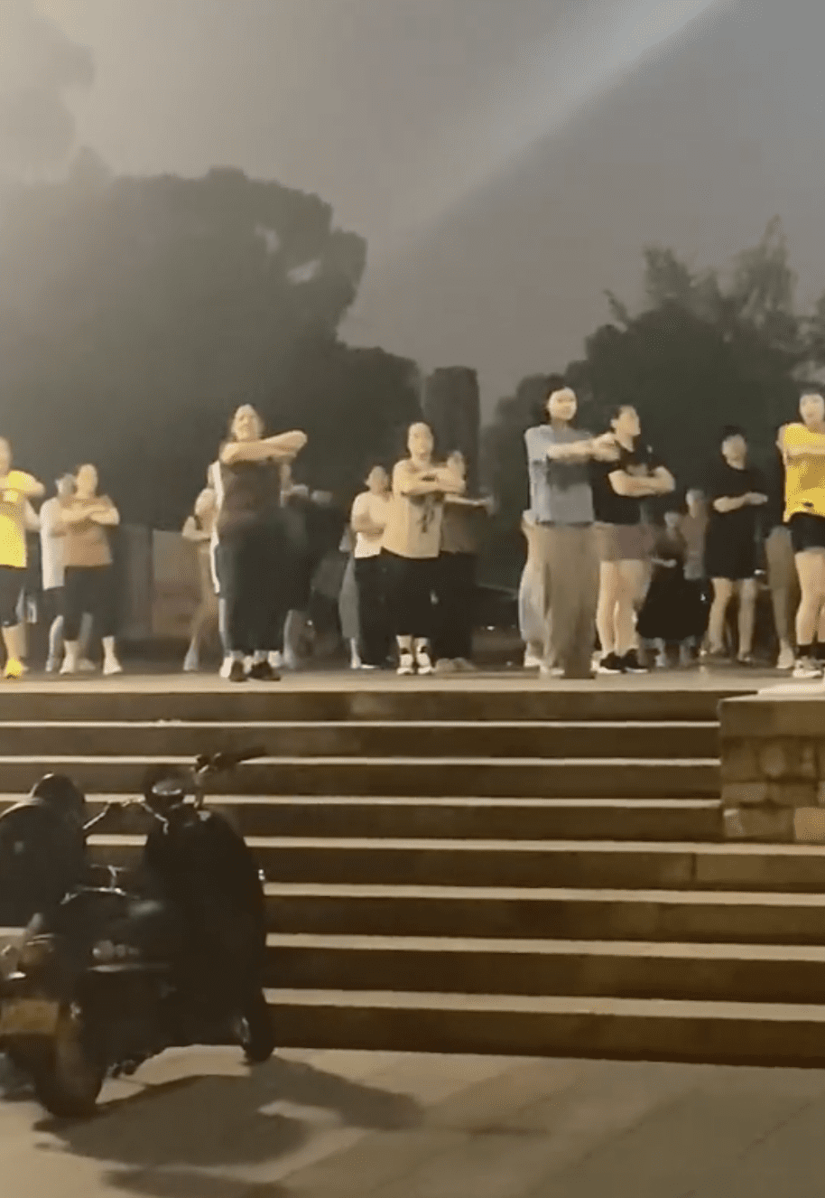 JISOO Flower chinese aunties 2