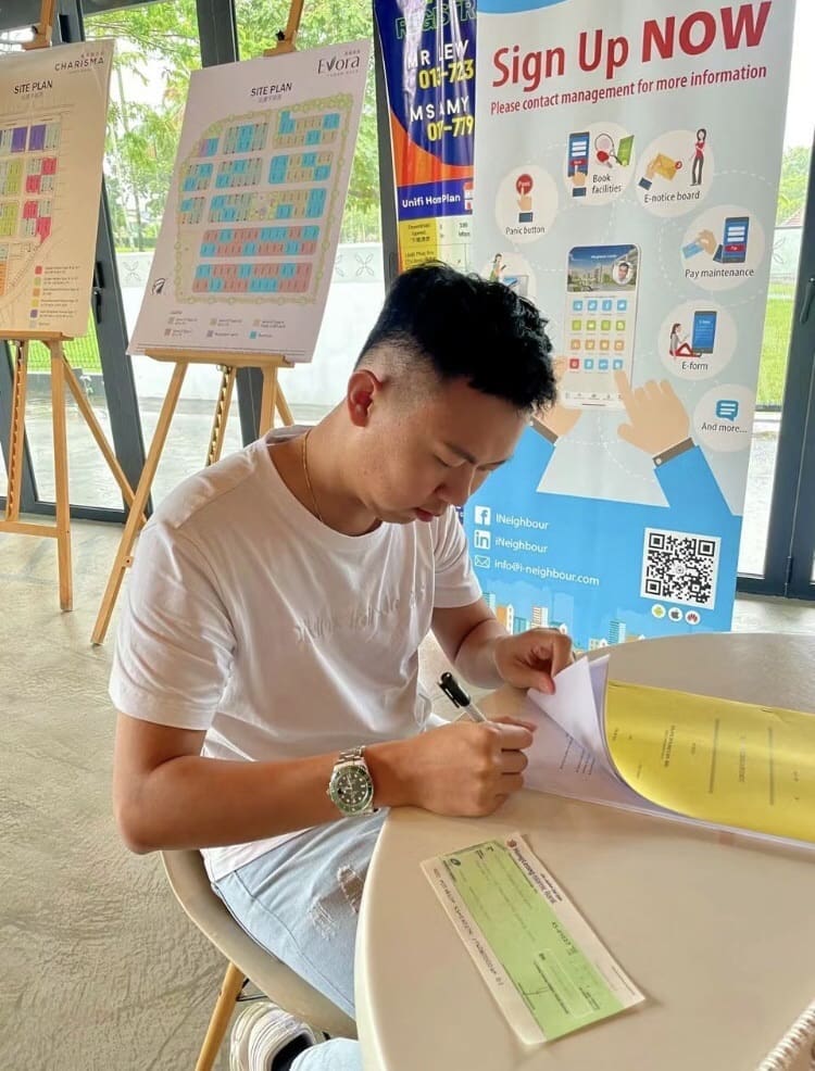 JS Lim working 