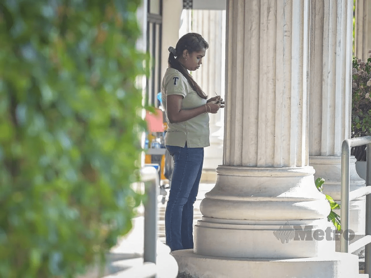 Kalavanie outside the Magistrate's Court