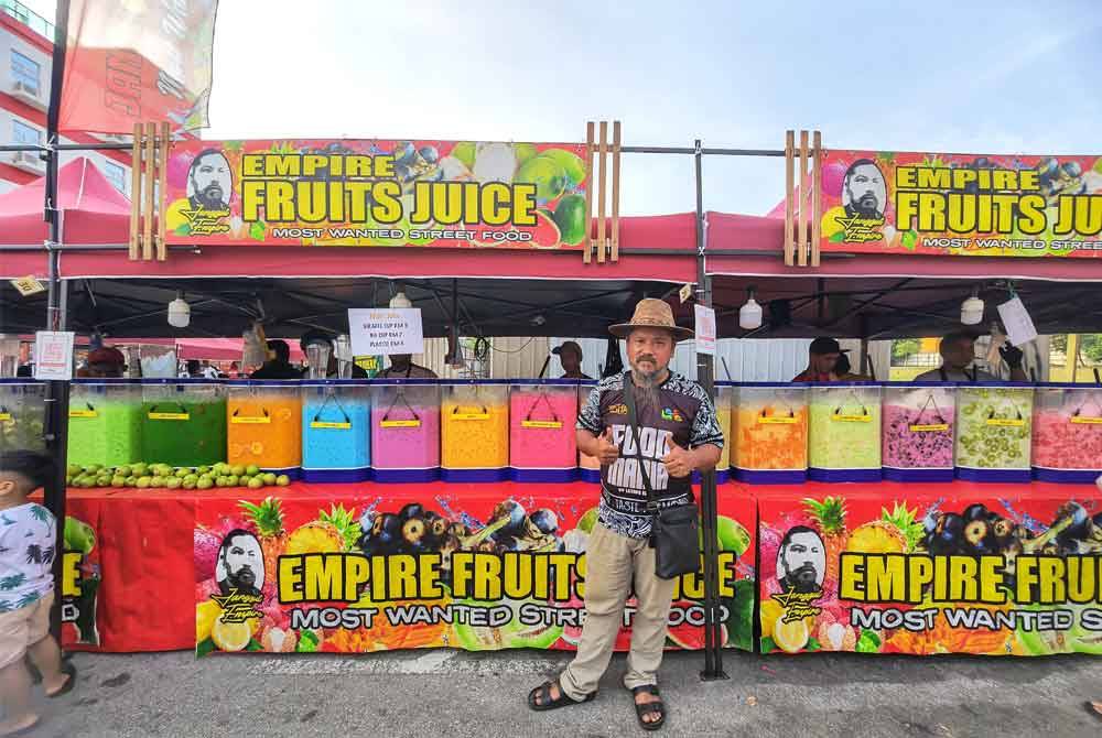 Kamarul Azizie posing at his drinks stall