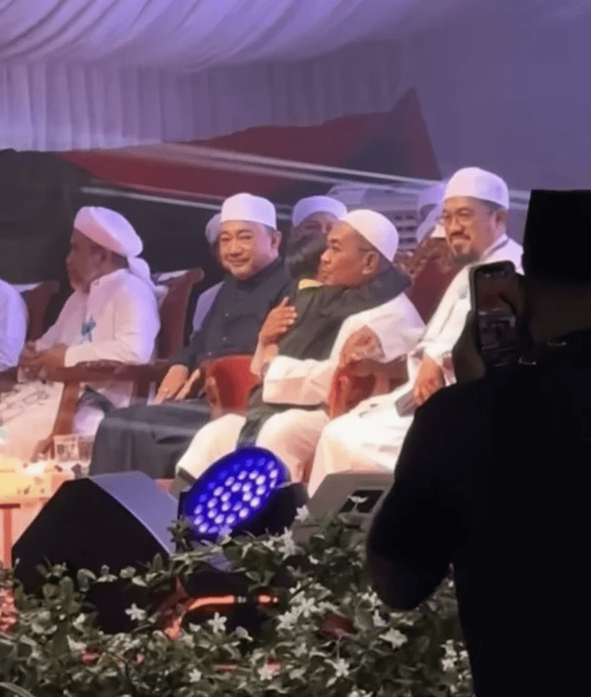 Kedah MB Sanusi Strikes 'Love' Posture To Young Boy, Boy Gives Him A Hug Afterward  2