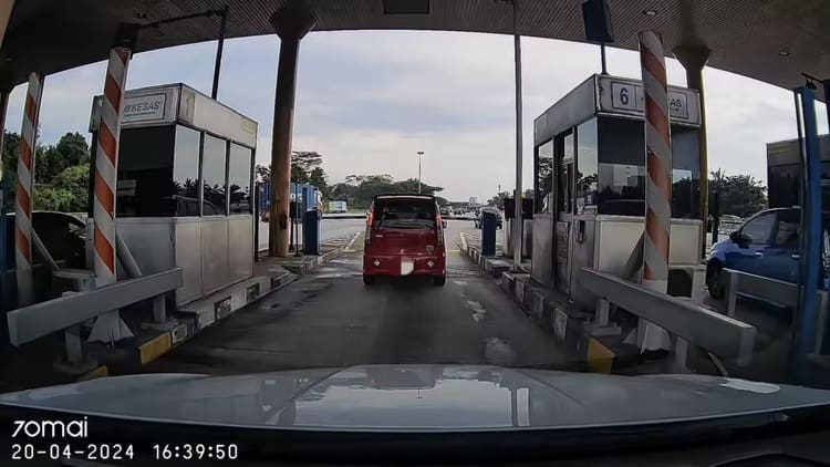 Perodua Kenari arrives at boom gate at KESAS Highway