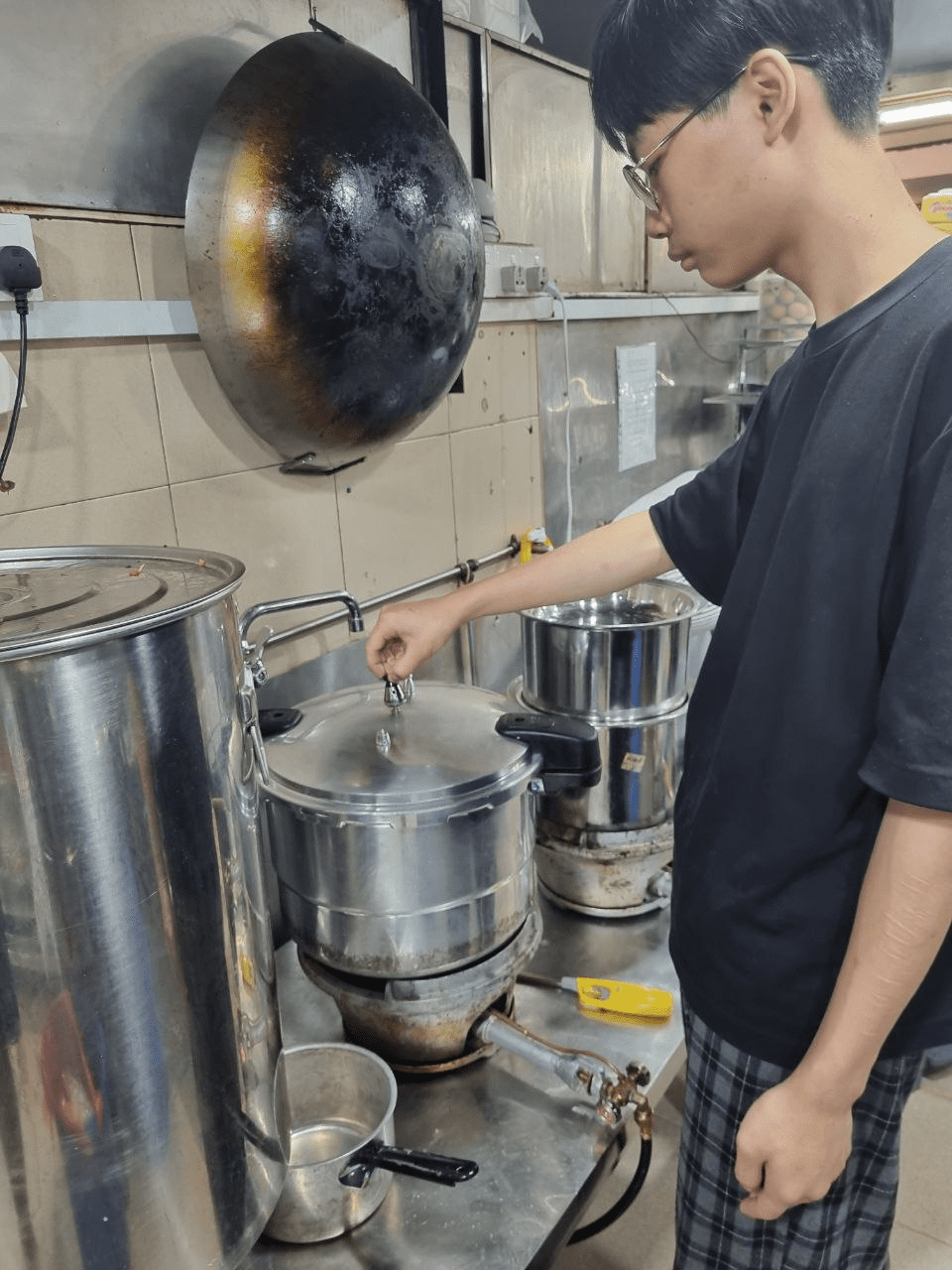 Kevin at his porridge stall (4)