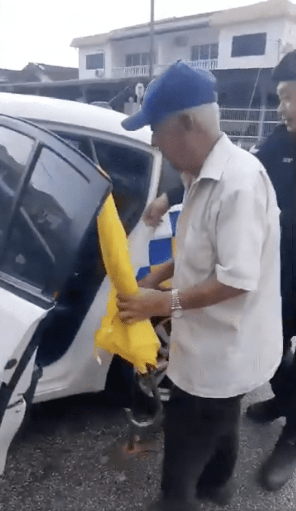 Kind M'sian Police Officer Fetches Elderly Man Home After Seeing Him Walk Alone In The Rain 3