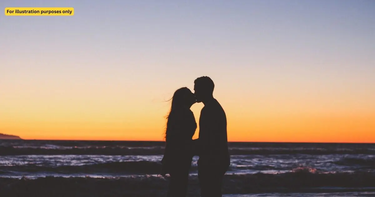 kissing with sunset back