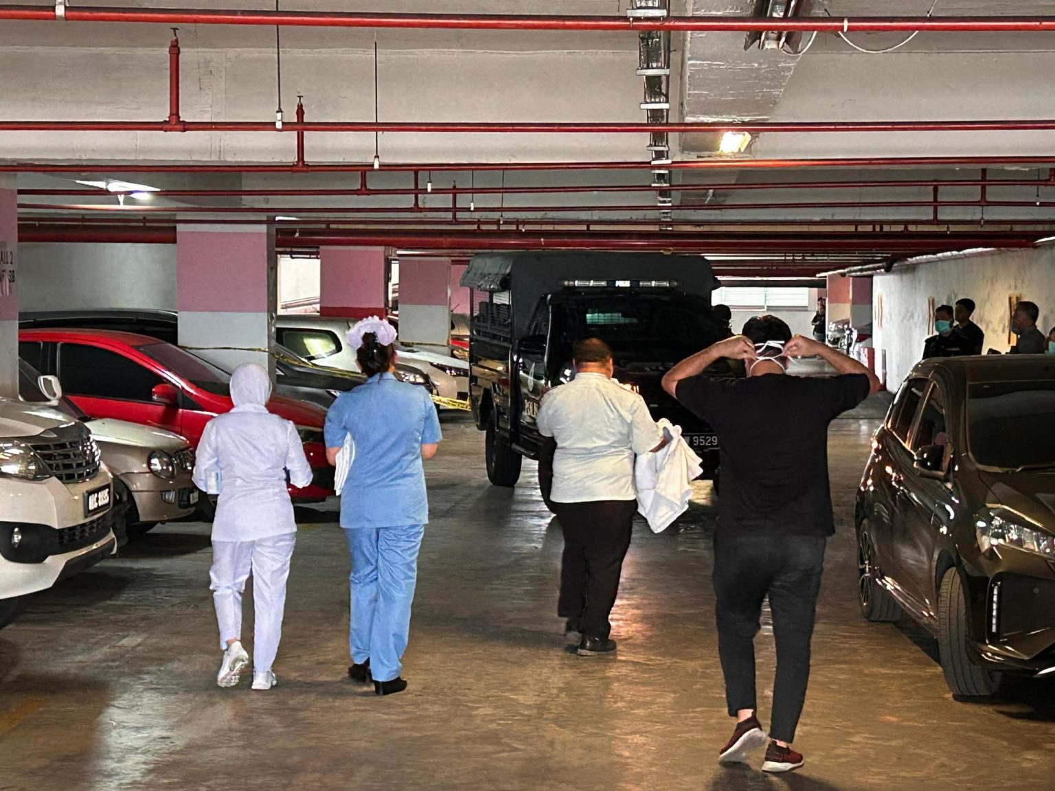 KKM official and police at Kuching parking lot after body gets found
