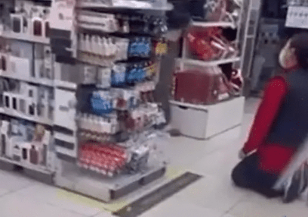 Korean Daiso worker forced to kneel and apologise