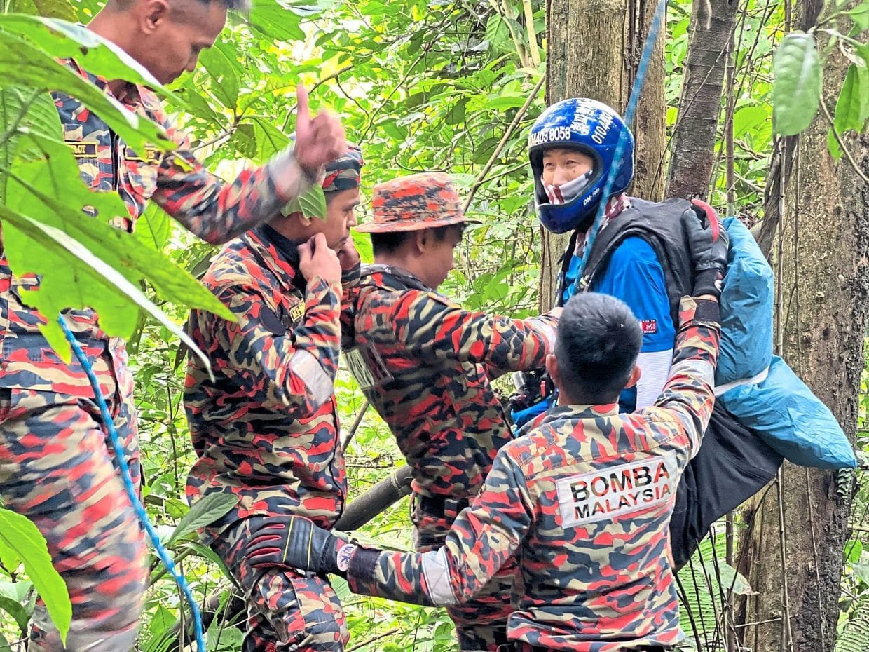 Korean man Cha Woo-sung saved by firefighters in Sabah