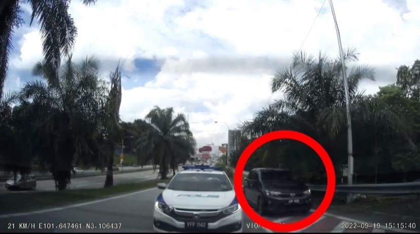 Lane-Cutting Perodua Bezza Feigns Breakdown By Driving Up The Curb To Avoid Police Action | Weirdkaya Lane-cutting perodua bezza feigns breakdown by driving up the curb to avoid police action