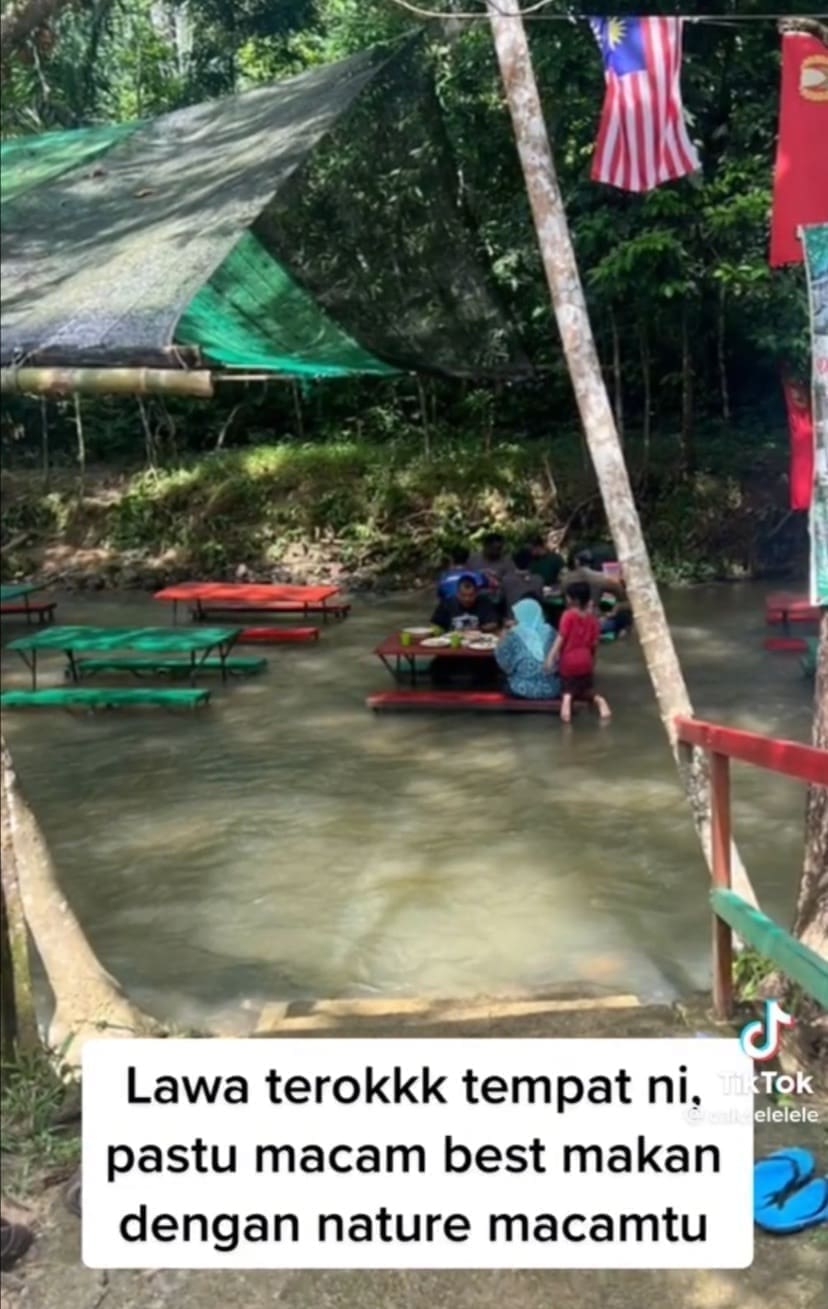 M'sians Struggle In 'Kepala Air' When Eating At An Eatery In A River, Netizens Urge The Eatery To Be Closed