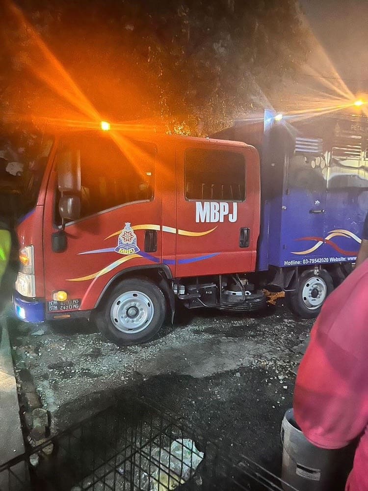 M’sian Man Assaulted While Trying To Save Dogs From Being Captured By MBPJ Officers