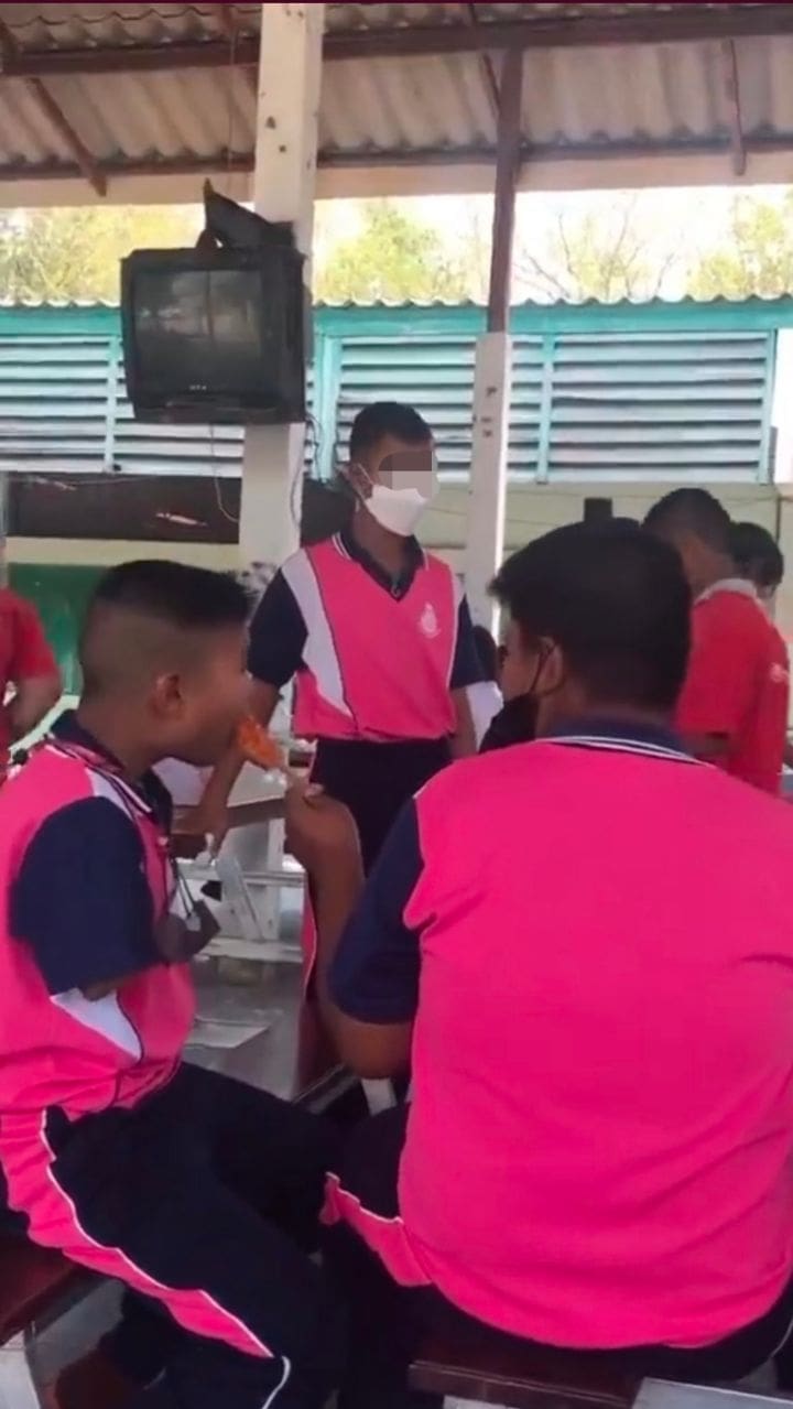M'sian Student Feeds OKU Friend At School Canteen, Netizens Touched