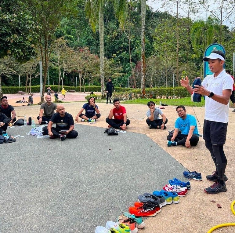 M'sian Marathoner Sets Guinness World Record By Completing Full Marathon In Traditional Baju Melayu Under 3 Hours