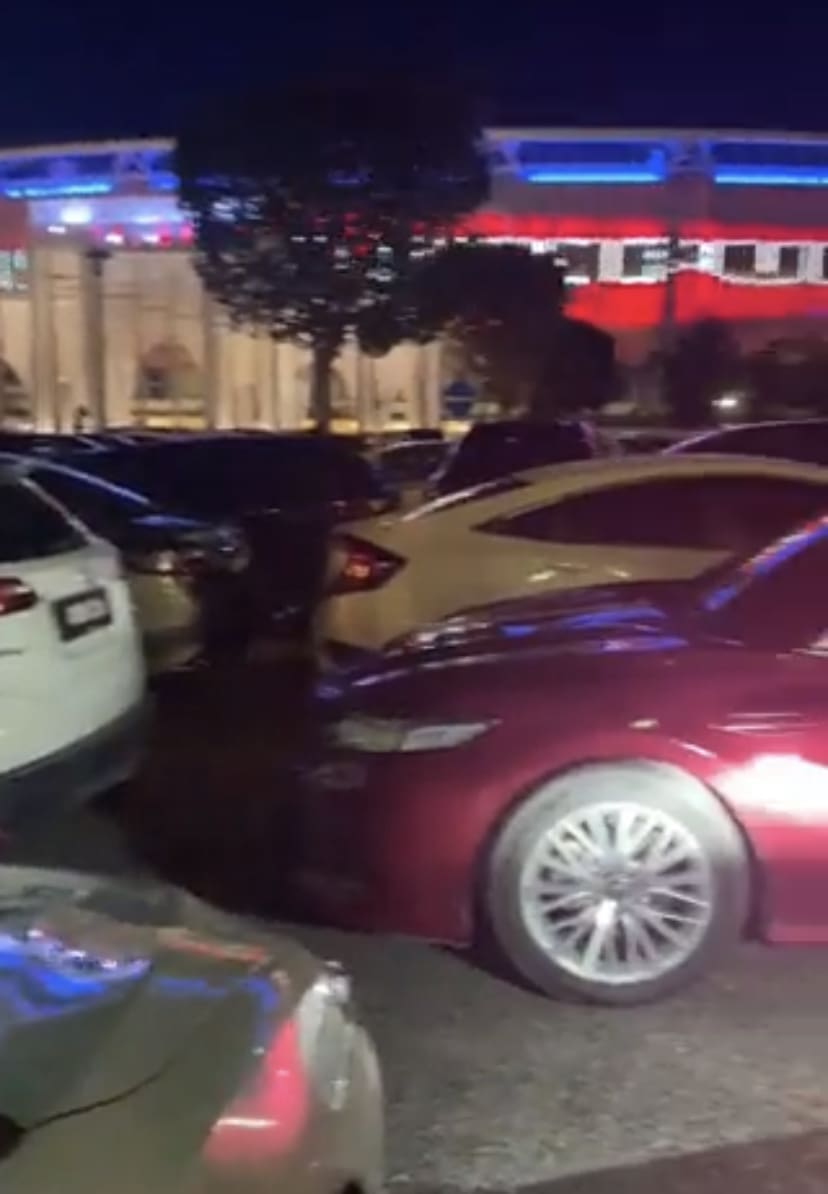 M'sian Badminton Fans Forced To 'Tune In' To Jay Chou's Concert Due To Numerous Double-Parked Cars At Bukit Jalil