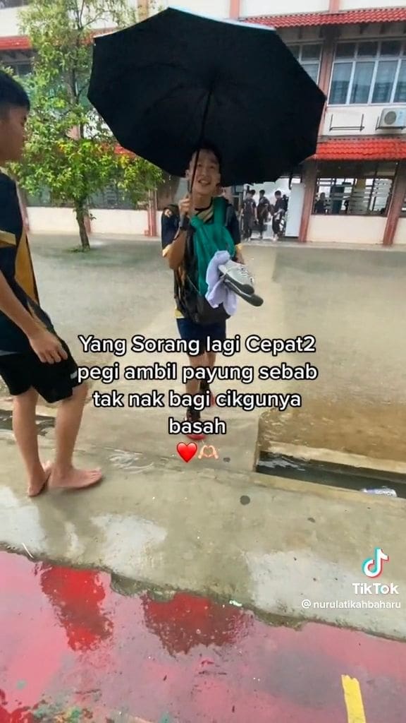 M'sians Moved By Students Who Braved Heavy Rain & Went Barefoot Just To Keep Their Teacher Dry