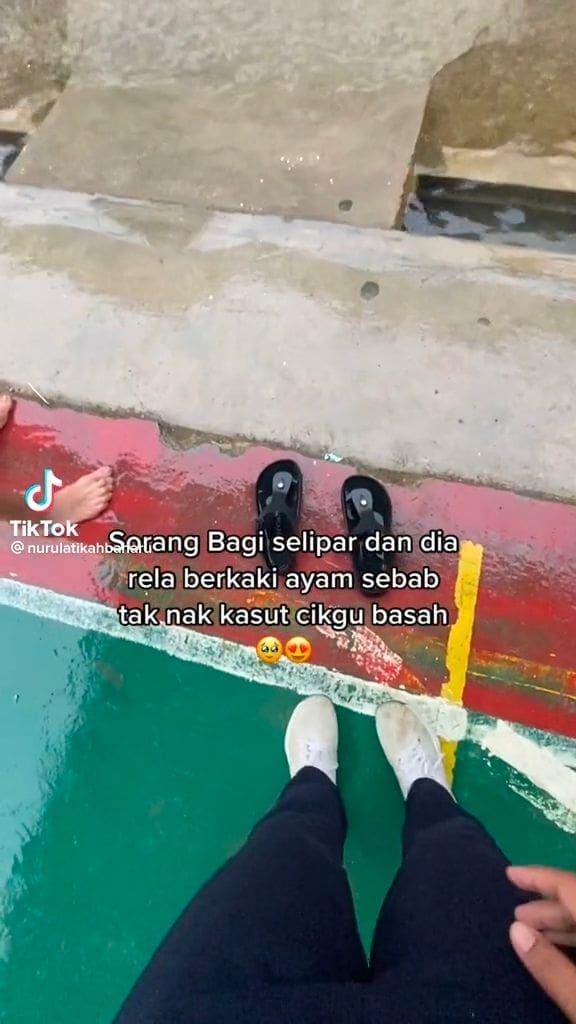 M'sians Moved By Students Who Braved Heavy Rain & Went Barefoot Just To Keep Their Teacher Dry